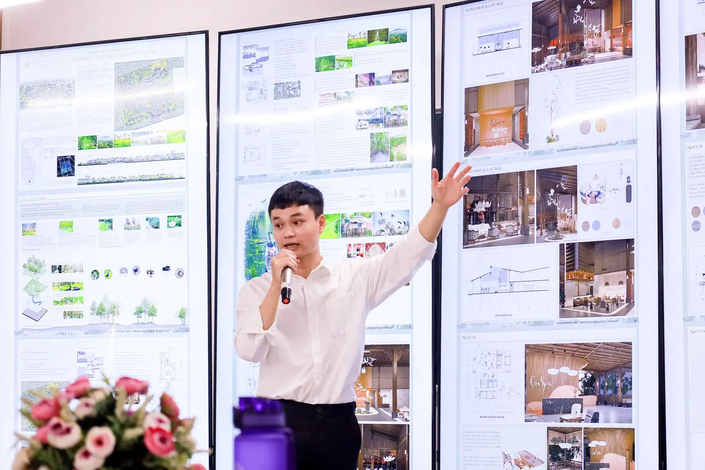 Sinh viên trình bày đồ án tốt nghiệp khu nghỉ dưỡng trước các bảng bản vẽ