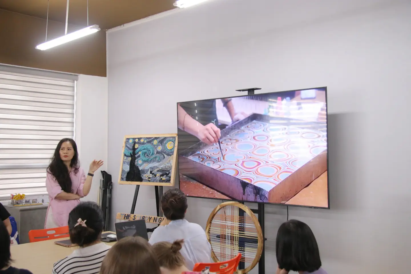 Giảng viên giới thiệu kỹ thuật vẽ vân loang trên nước trong buổi workshop